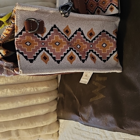 NWT Wrangler Women's Brown and Cream Patterned Bag - Picture 4 of 6